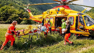 Mombarone - Escursionista cade per cinque metri: soccorso in elicottero