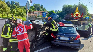 Vigliano Biellese - Grave incidente: auto si ribalta, giovane 22enne trasportato in elisoccorso a Novara