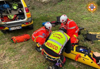 Escursionista sfinito dalla fatica al lago del Mucrone: salvato dal Soccorso Alpino