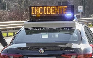 Mottalciata - Auto fuori strada contro un palo: 22enne illesa, la causa è il sole